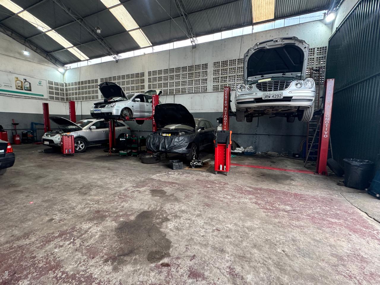 Veículos em manutenção nos elevadores da WS Centro Automotivo