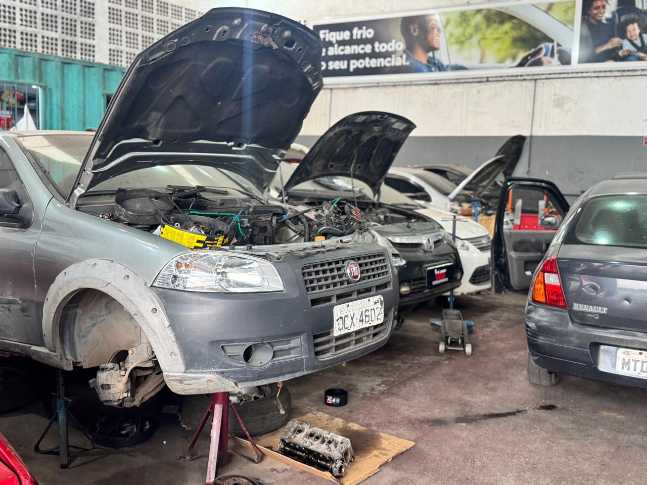 Veículos em serviço na oficina WS Centro Automotivo