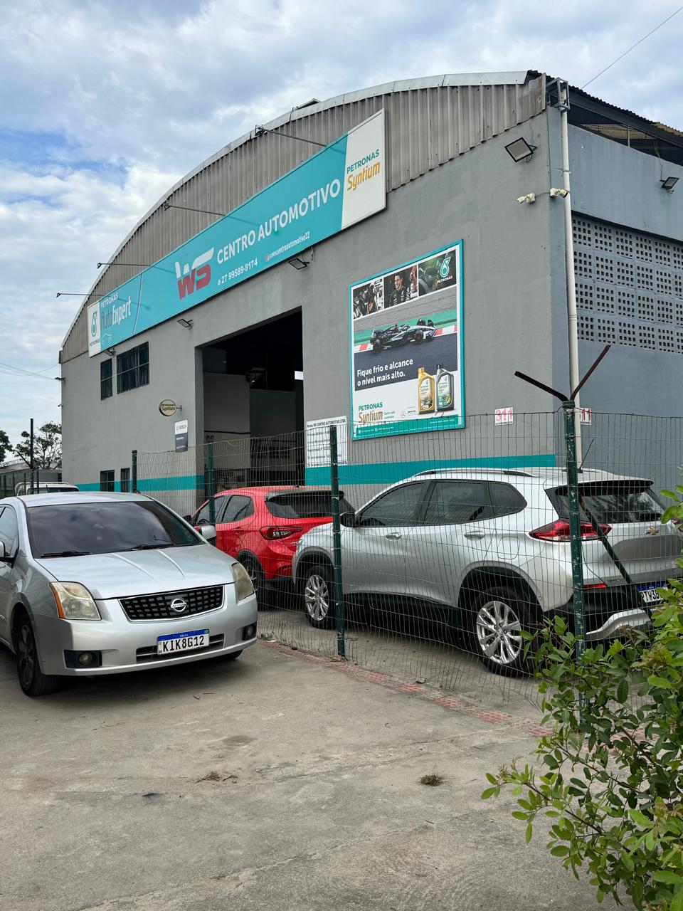Frente da oficina WS Centro Automotivo com identidade Petronas