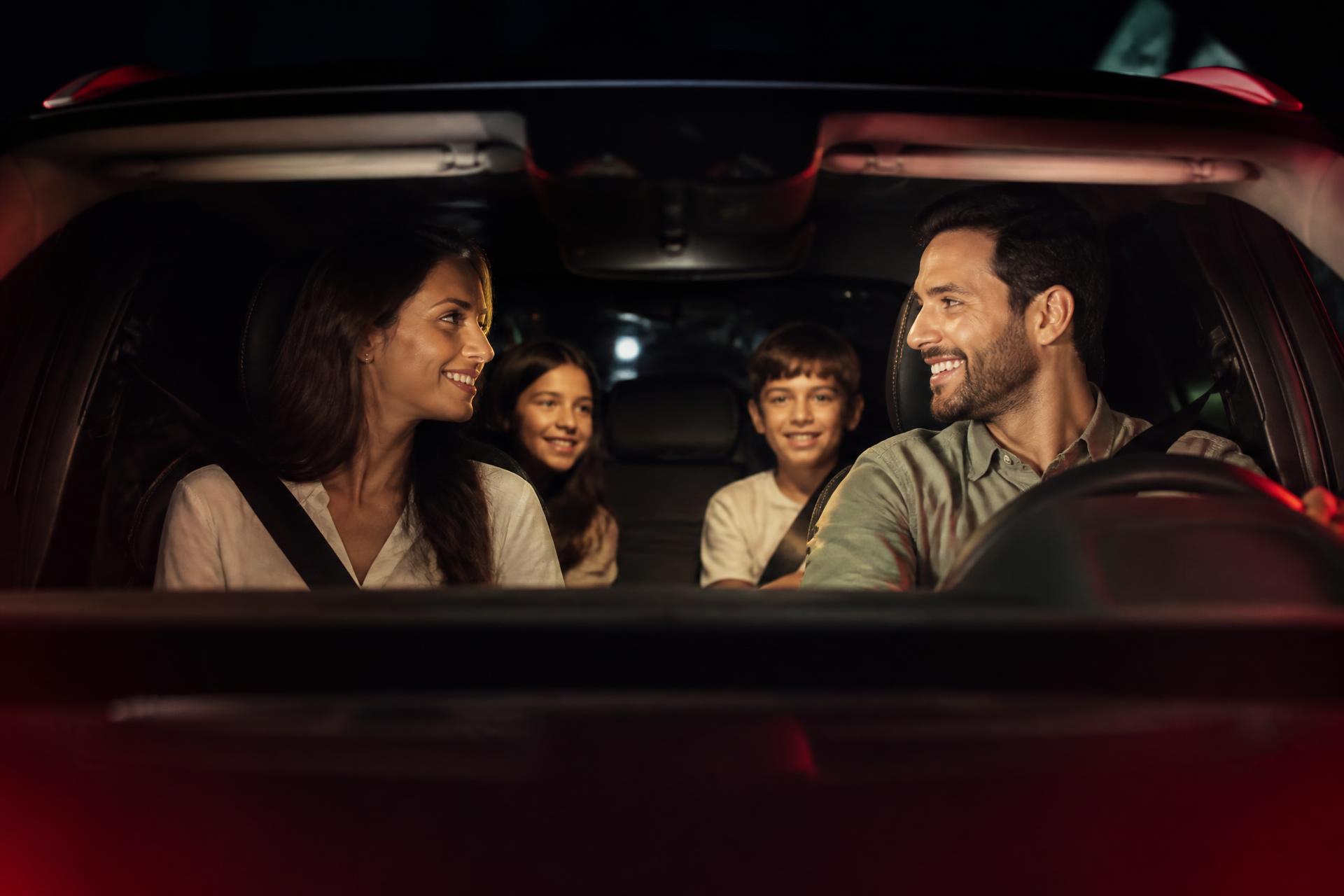 Família feliz e segura dentro do veículo após revisão na WS Centro Automotivo Vila Velha